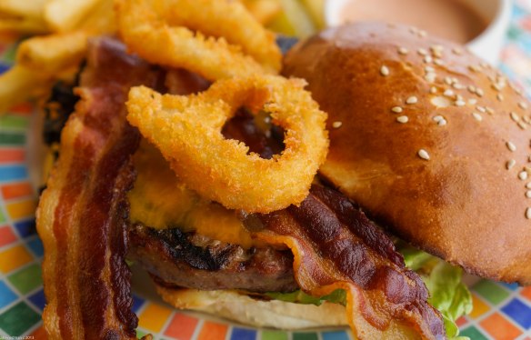 bacon burger with onion rings 
